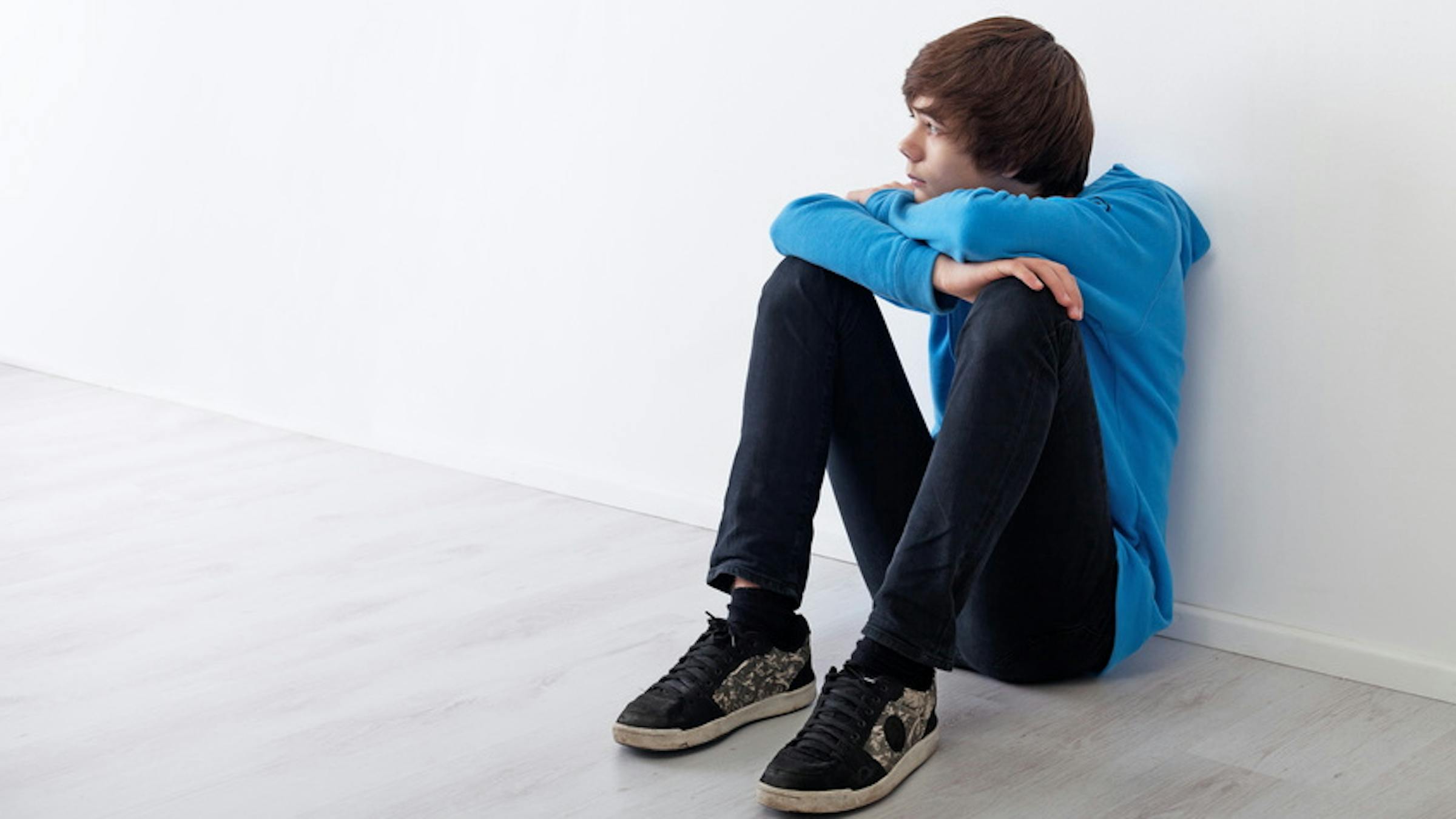 Сидеть обняв колени. Подросток сидит. Грустный подросток. Депрессивный подросток. Одинокий подросток.