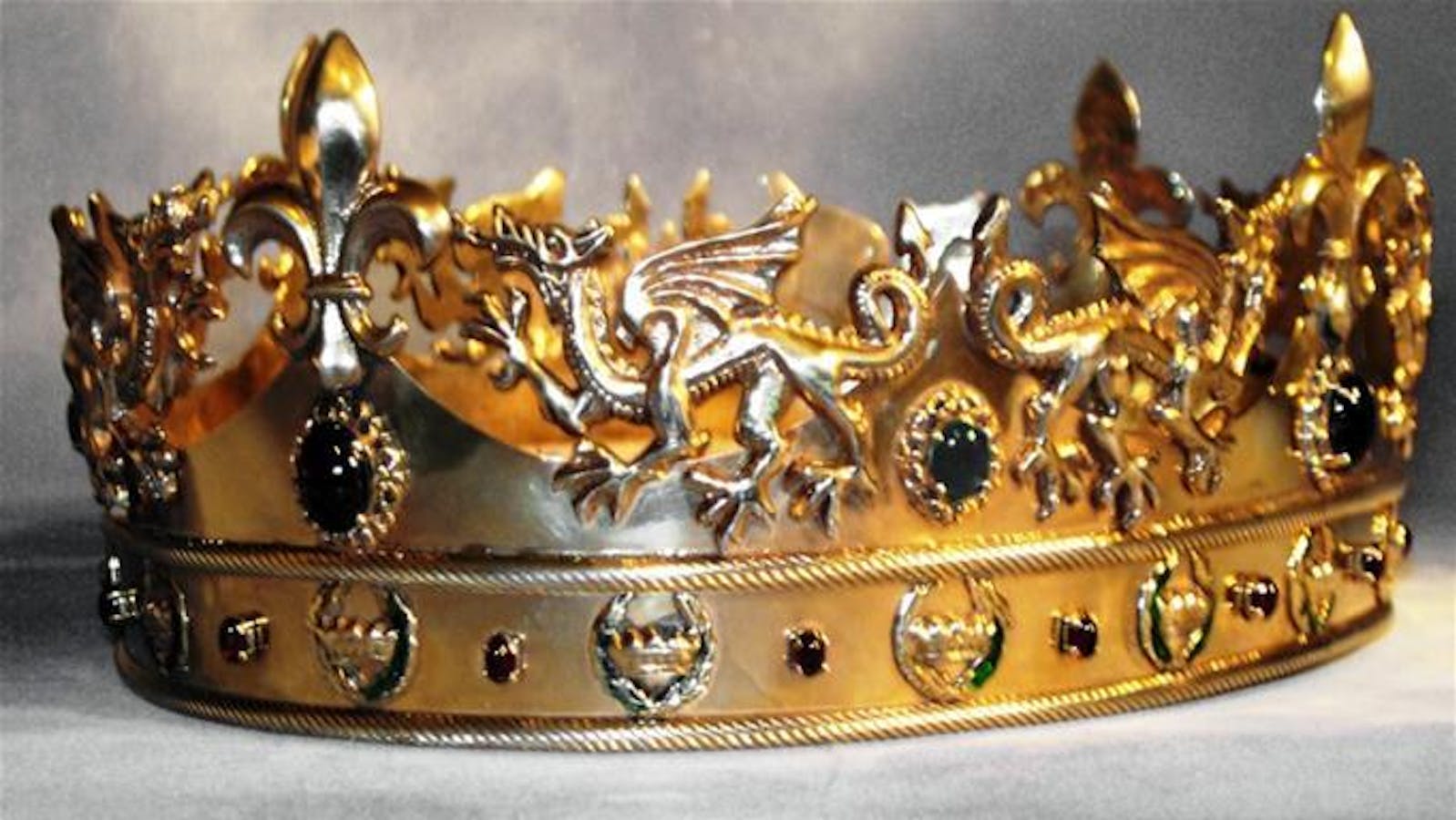 Корона короновать. Корона Меровингов Золотая. Корона короля Дании Кристиана IV. 1595. Диадема королевы Теоделинды. Корона принца Уэльского.